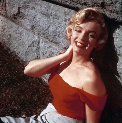 Những năm 50 là ‘kỷ nguyên’ của các ‘huyền thoại’ như Marilyn Monroe, Elizabeth Taylor, Audrey Hepburn,…. Xem thêm: "Mỹ nữ Trời ban": Vẻ đẹp khiến 8 người đàn ông "rẽ ngang cuộc đời"... Những năm 50 là ‘kỷ nguyên’ của các ‘huyền thoại’ như Marilyn Monroe, Elizabeth Taylor, Audrey Hepburn,…. Xem thêm: "Mỹ nữ Trời ban": Vẻ đẹp khiến 8 người đàn ông "rẽ ngang cuộc đời"...