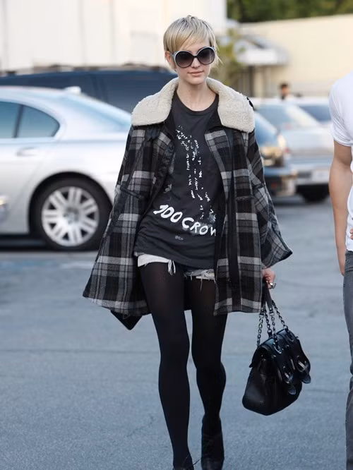 Ashlee Simpson trong chiếc áo cape sọc đen trắng