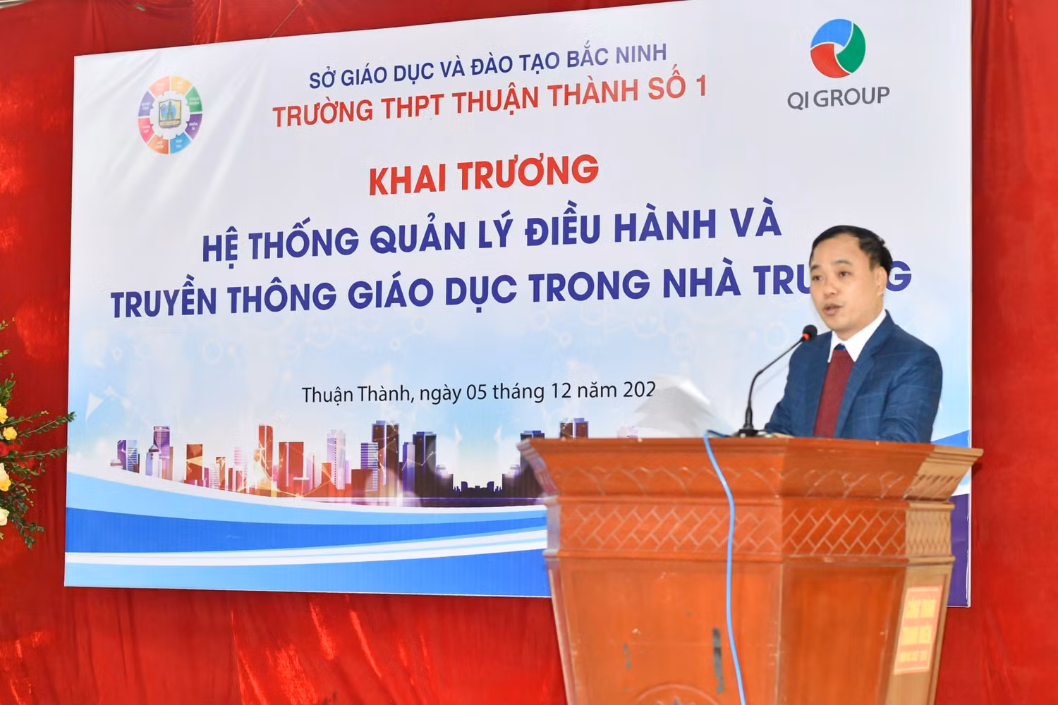 Thầy Lê Nho Duy - Phó Hiệu trưởng Trường Trung học phổ thông Thuận Thành số 1 tỉnh Bắc Ninh phát biểu trong Lễ Khai trương. (Ảnh: Mai Huệ). Thầy Lê Nho Duy - Phó Hiệu trưởng Trường Trung học phổ thông Thuận Thành số 1 tỉnh Bắc Ninh phát biểu trong Lễ Khai trương. (Ảnh: Mai Huệ).