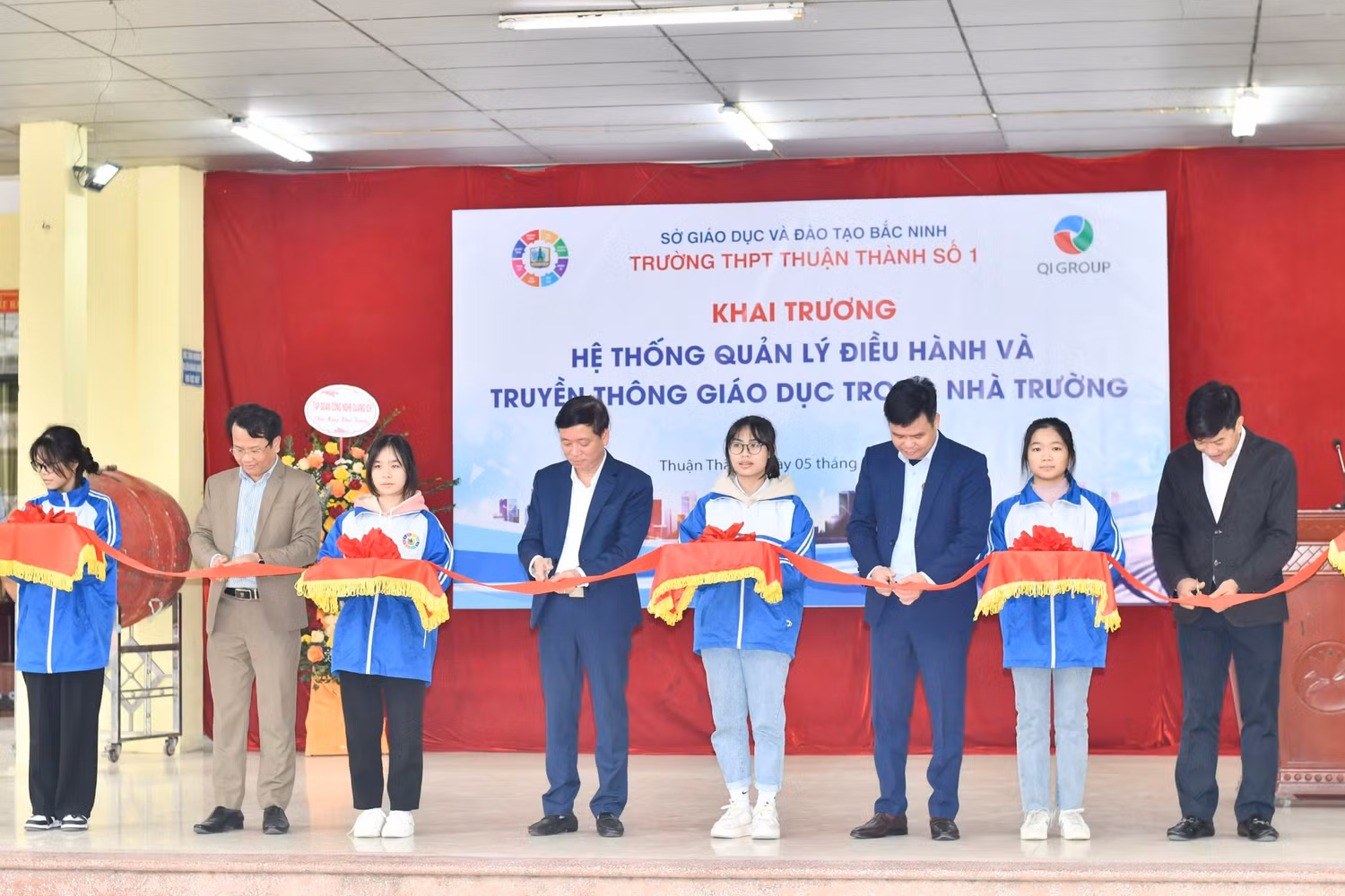 Lãnh đạo Sở Giáo dục và Đào tạo tỉnh Bắc Ninh, Hiệu trưởng Trường Trung học phổ thông Thuận Thành số 1 cùng Tổng Giám đốc Công ty cổ phần Tập đoàn Quảng Ích cắt băng khánh thành Khai trương Hệ thống quản lý điều hành và truyền thông giáo dục trong nhà trường. (Ảnh: Mai Huệ). Lãnh đạo Sở Giáo dục và Đào tạo tỉnh Bắc Ninh, Hiệu trưởng Trường Trung học phổ thông Thuận Thành số 1 cùng Tổng Giám đốc Công ty cổ phần Tập đoàn Quảng Ích cắt băng khánh thành Khai trương Hệ thống quản lý điều hành và truyền thông giáo dục trong nhà trường. (Ảnh: Mai Huệ).