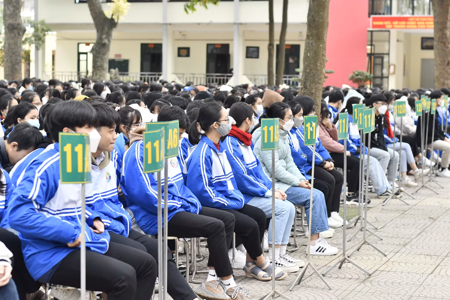 Học sinh Trường Trường học phổ thông Thuận Thành số 1 tỉnh Bắc Ninh dự lễ Khai trương sáng ngày 5/12/2022. (Ảnh: Mai Huệ). Học sinh Trường Trường học phổ thông Thuận Thành số 1 tỉnh Bắc Ninh dự lễ Khai trương sáng ngày 5/12/2022. (Ảnh: Mai Huệ).