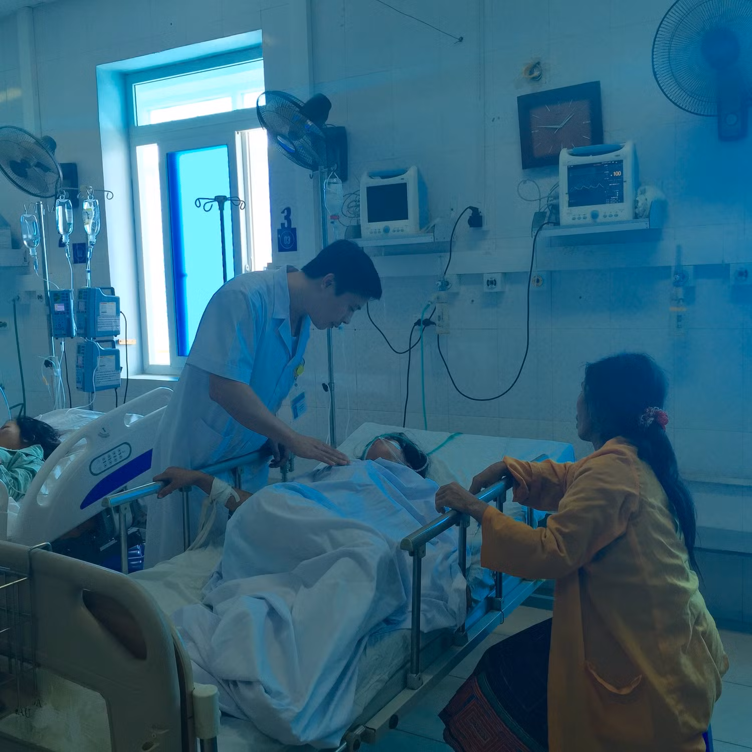Bác sĩ Bệnh viện Bạch Mai thăm khám cho bệnh nhân tại khoa Cấp cứu (Ảnh: tác giả).