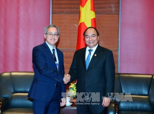 Thủ tướng Nguyễn Xuân Phúc tiếp ông Richard Samans Giám đốc điều hành Diễn đàn Kinh tế thế giới (WEF). Thủ tướng Nguyễn Xuân Phúc tiếp ông Richard Samans Giám đốc điều hành Diễn đàn Kinh tế thế giới (WEF).