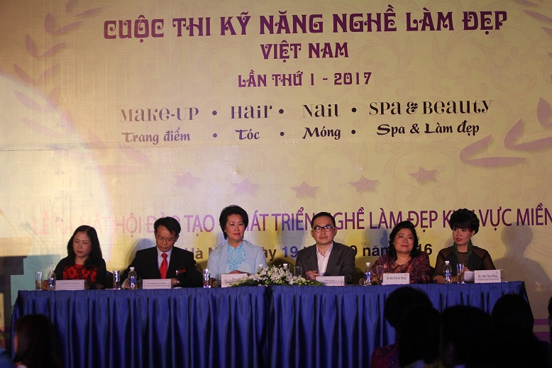 Bà Đỗ Thị Xuân Phương (Phó chủ tịch hội), ông Phạm Xuân Khánh (Phó Chủ tịch hội); Phó Giáo sư, Tiến sĩ Nguyễn Thị Thuận (Chủ tịch hội); ông CP Saw (Chủ tịch tập đoàn Cosmos Beauty); bà Đào Thị Liên Phương và bà Bùi Thúy Hằng (Chủ tịch hội).