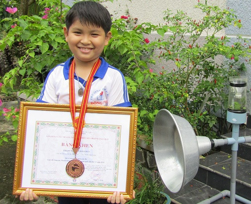 Duy với sản phẩm máy bắt "Ruồi Vàng" của mình vừa đạt giải 3 hội thị sáng tạo khoa học, kĩ thuật thanh thiếu niên, nhi đồng toàn quốc năm 2016.