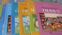 Một số quyển sách giáo khoa lớp 2 theo mô hình VNEN (Ảnh nguồn: tuoitre.vn).