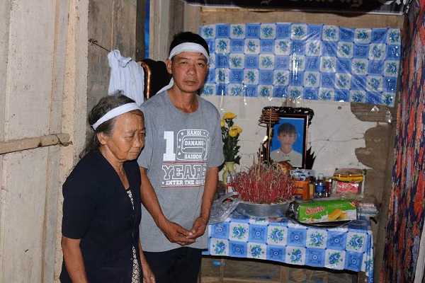 Bà Đinh Thị Liên (bà nội) bị mù lòa, anh Nguyễn Văn Hùng (bố) bên bàn thờ con Nguyễn Văn Hải.