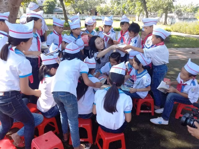 Phương Linh trong lần tham gia dự án Sách hóa nông thôn. (Ảnh: NVCC). Phương Linh trong lần tham gia dự án Sách hóa nông thôn. (Ảnh: NVCC).
