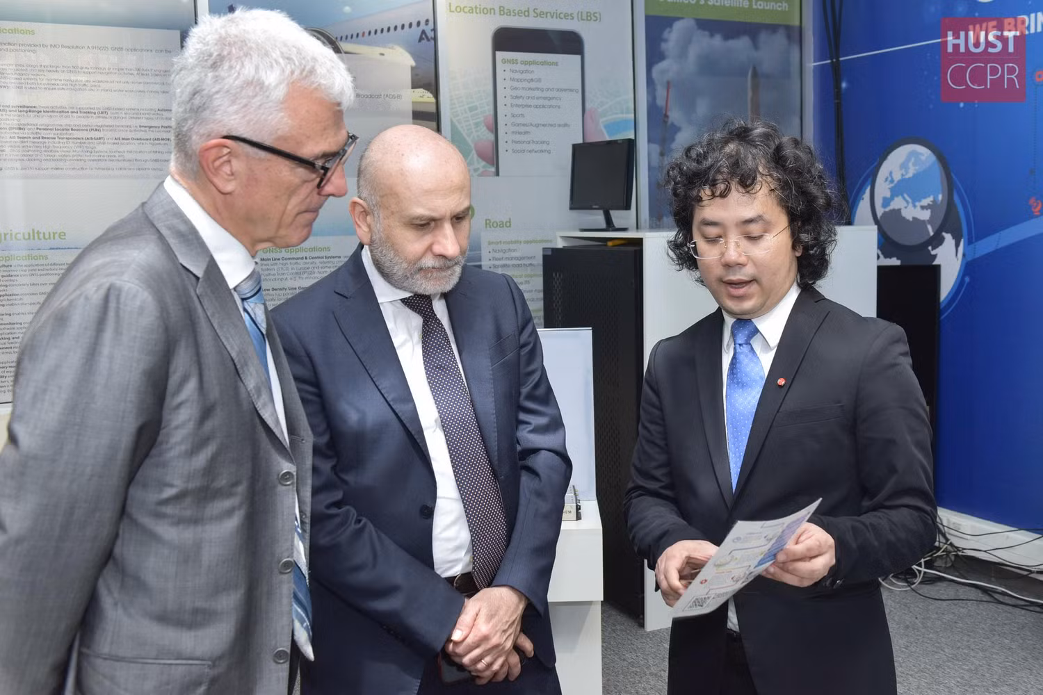 Phó giáo sư Tạ Hải Tùng giới thiệu về các dự án của NAVIS với Đại sứ Italia ngày 14/4. Ảnh: Duy Thành. Phó giáo sư Tạ Hải Tùng giới thiệu về các dự án của NAVIS với Đại sứ Italia ngày 14/4. Ảnh: Duy Thành.
