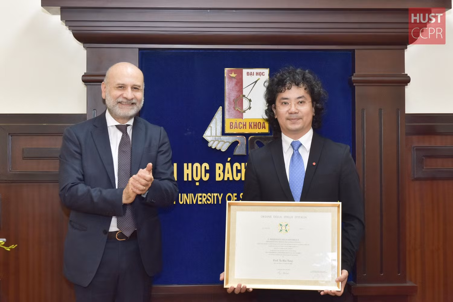 Phó giáo sư Tạ Hải Tùng được trao Huân chương Công trạng Italia tước hiệu Hiệp sỹ (ảnh: Duy Thành) Phó giáo sư Tạ Hải Tùng được trao Huân chương Công trạng Italia tước hiệu Hiệp sỹ (ảnh: Duy Thành)