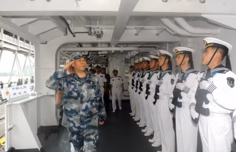 Ất Hiểu Quang, Phó Tổng tham mưu trưởng Trung Quốc kiểm tra một chiến hạm hải quân trước khi đi làm "nhiệm vụ ngoài biển xa", ảnh: Tân Hoa Xã.