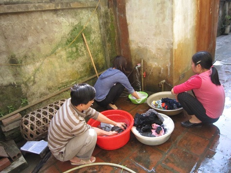 Bên cạnh đó, nhiều xóm trọ cũng may mắn có nước máy bơm để dùng, mặc dù nước máy bơm có rất nhiều phèn...