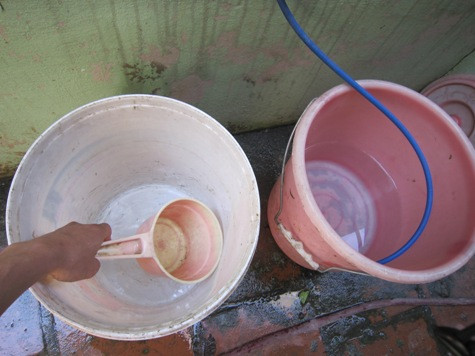 Hầu hết các thùng dự trữ nước của chủ nhà trọ đã cạn kiệt