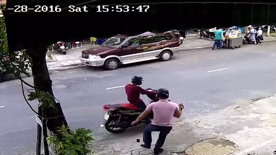 Hai tên cướp giật túi xách của một người phụ nữ trên đường Phan Châu Trinh. Ở Đà Nẵng, những vụ việc thế này gây hoang mang dư luận vì bấy lâu tình hình ANTT được cho là cơ bản ổn định. Thời gian gần đây, nổi lên một số vụ mà các đối tượng hành động rất manh động, liều lĩnh...