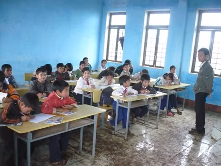 Dù trời mưa to đến mấy thì các em học sinh cũng đội mưa đến trường để học chữ, không bỏ học khi chưa có sự cho phép của nhà trường. Dù trời mưa to đến mấy thì các em học sinh cũng đội mưa đến trường để học chữ, không bỏ học khi chưa có sự cho phép của nhà trường.