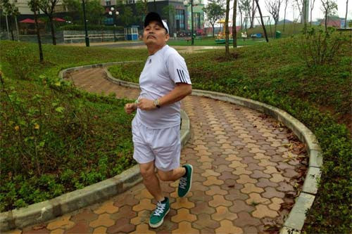 Kiểu tập thể dục buổi sáng "khó đỡ" của danh hài Xuân Hinh Kiểu tập thể dục buổi sáng "khó đỡ" của danh hài Xuân Hinh