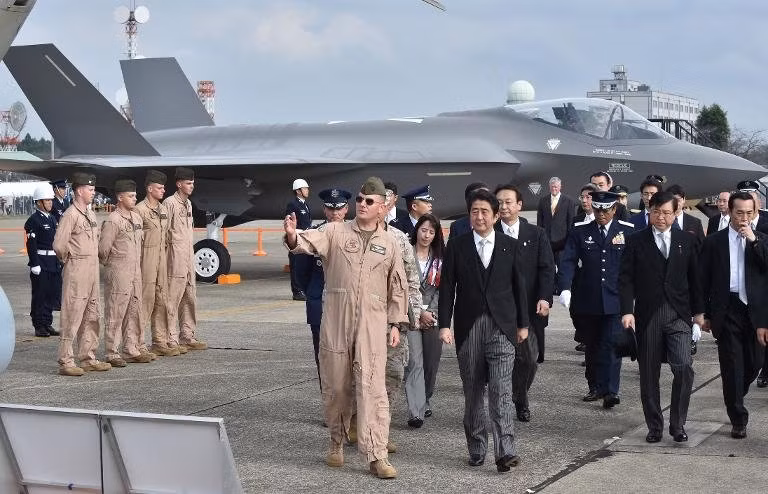 Thủ tướng Nhật Bản Shinzo Abe đi kiểm tra máy bay F35A do Mỹ sản xuất Thủ tướng Nhật Bản Shinzo Abe đi kiểm tra máy bay F35A do Mỹ sản xuất