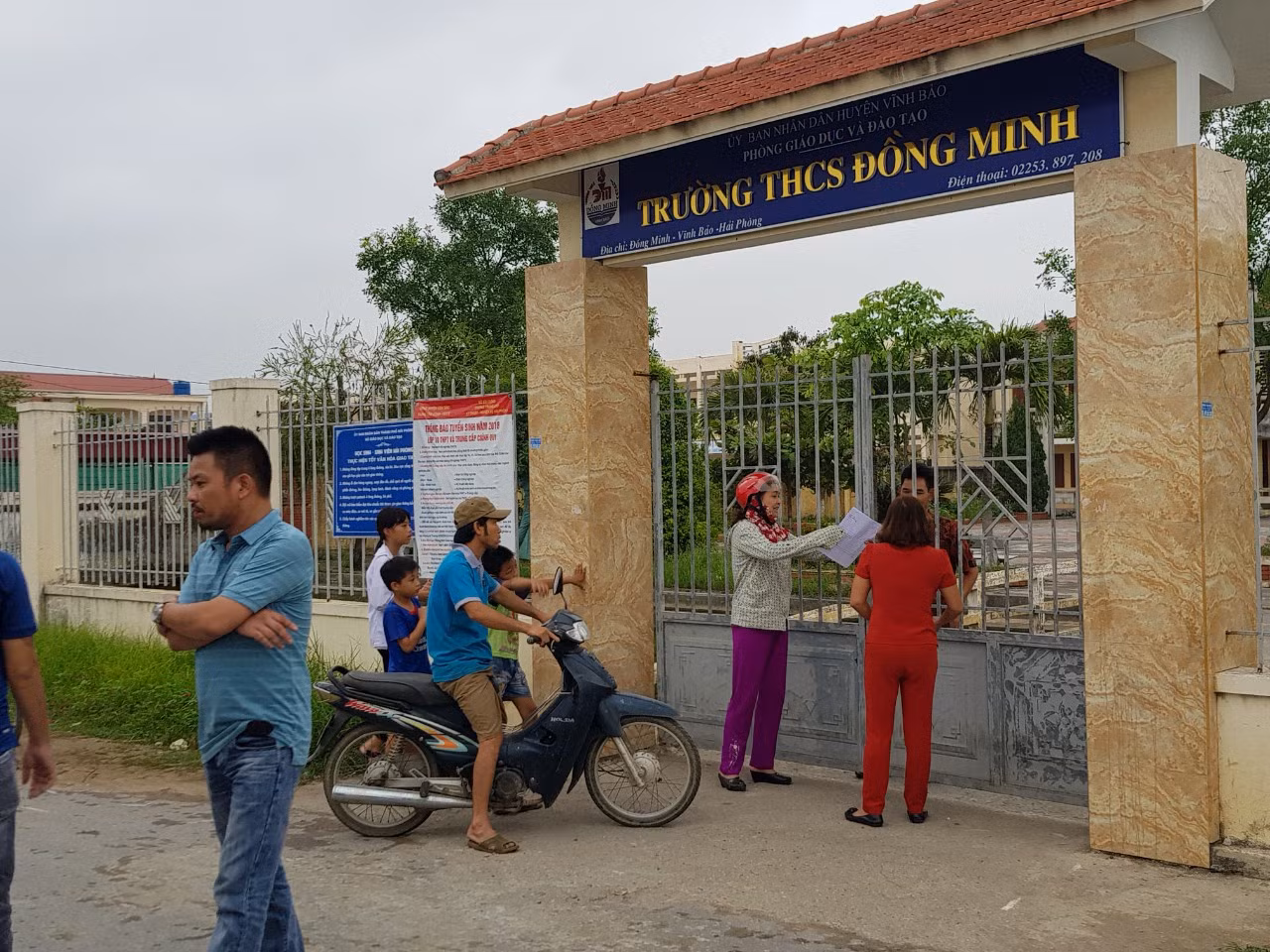Người dân lo sợ mất tiền nên kéo đến Trường Trung học cơ sở Đồng Minh (nơi ông Đính làm hiệu trưởng) để đòi nợ (Ảnh: CTV)
