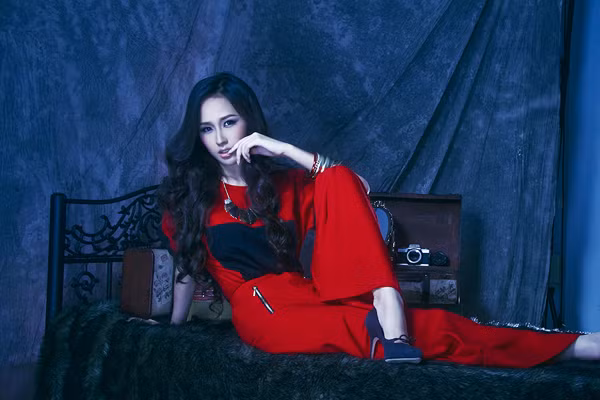 Bộ hình của Hoa hậu được thực hiện với sự giúp đỡ của chuyên gia trang điểm Phúc Nghĩa, trang phục của các nhà thiết kế Lê Thanh Hòa, Lý Quí Khánh, Kim Khanh. Bộ hình của Hoa hậu được thực hiện với sự giúp đỡ của chuyên gia trang điểm Phúc Nghĩa, trang phục của các nhà thiết kế Lê Thanh Hòa, Lý Quí Khánh, Kim Khanh.