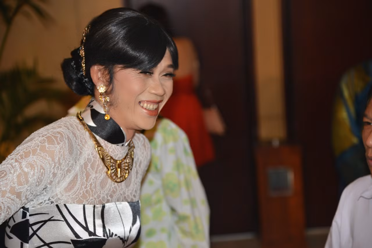 Hoài Linh cười vui chia sẻ hạnh phúc với người bạn của mình.