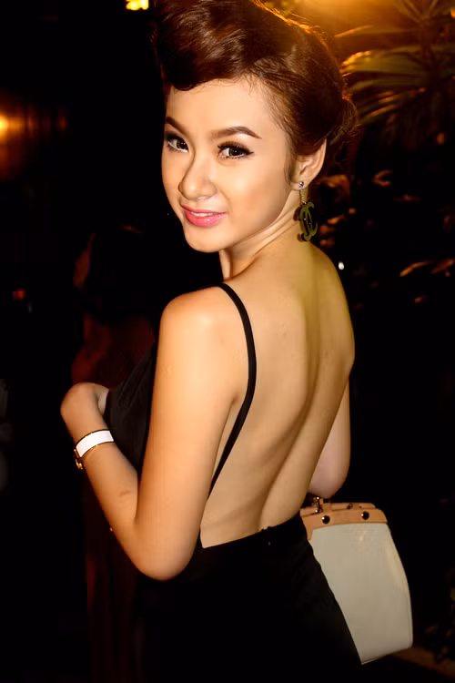 Phương Trinh quyến rũ trong bộ trang phục áo liền quần tới tham dự chương trình 'Vietnam Dating' - cuộc hẹn hò dành cho những người độc thân đang muốn tìm kiếm bạn đời. (Theo Ngôi Sao)