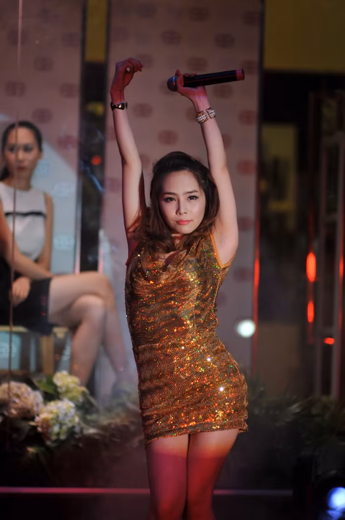Nhìn trang phục ăn mặc, cùng màn biểu diễn sôi động, nhiều người liên tưởng đến Hoàng Thùy Linh. Nhìn trang phục ăn mặc, cùng màn biểu diễn sôi động, nhiều người liên tưởng đến Hoàng Thùy Linh.
