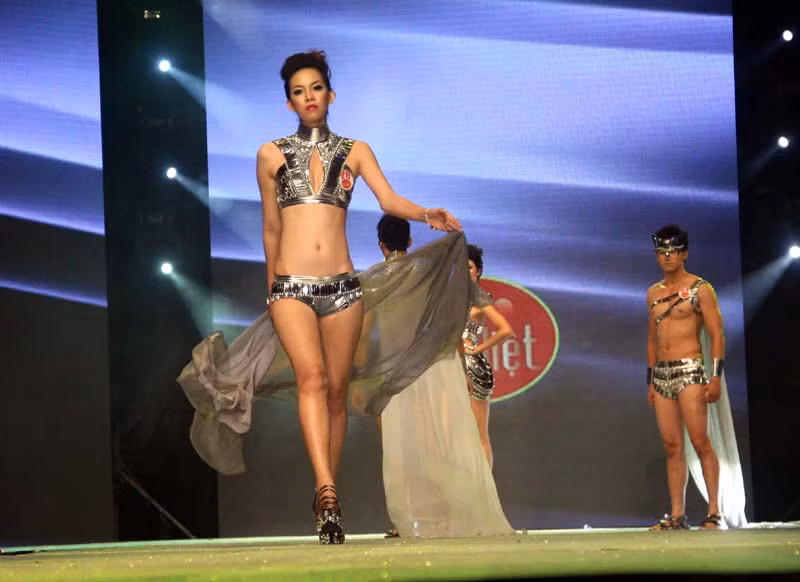 Phần biểu diễn của một số thí sinh khác trong trang phục Bikini. Phần biểu diễn của một số thí sinh khác trong trang phục Bikini.