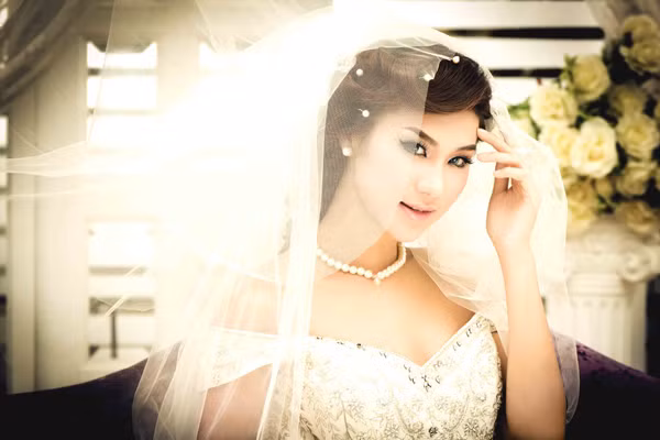 Giải đồng Siêu mẫu Việt Nam 2009 trông xinh đẹp và rạng rỡ khi mặc váy cưới trong bộ ảnh mới nhất. Người mẫu Kim Dung sở hữu gương mặt đẹp như Hoa hậu và hình thể chuẩn. Tuy nhiên, sau khi đoạt giải đồng tại cuộc thi Siêu mẫu Việt Nam năm 2009, cô không có ý định thử sức ở bất kỳ đấu trường nhan sắc nào khác.