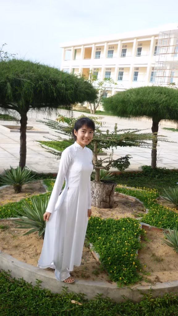 Mộng rất thích học môn hóa, thích có nhiều bạn để học hỏi, là cô gái vui vẻ, nhiệt tình