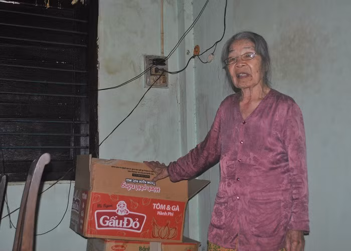 Hàng tháng, bà Gái đều chuẩn bị những thùng qua để tặng học sinh nghèo (Ảnh: tác giả cung cấp).
