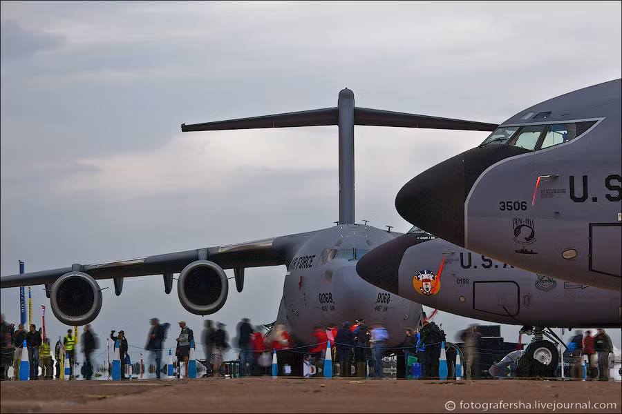 Máy bay vận tải C-17 và máy bay tiếp dầu KC-135 (phần mũi) của Không quân Hoa Kỳ. Máy bay vận tải C-17 và máy bay tiếp dầu KC-135 (phần mũi) của Không quân Hoa Kỳ.