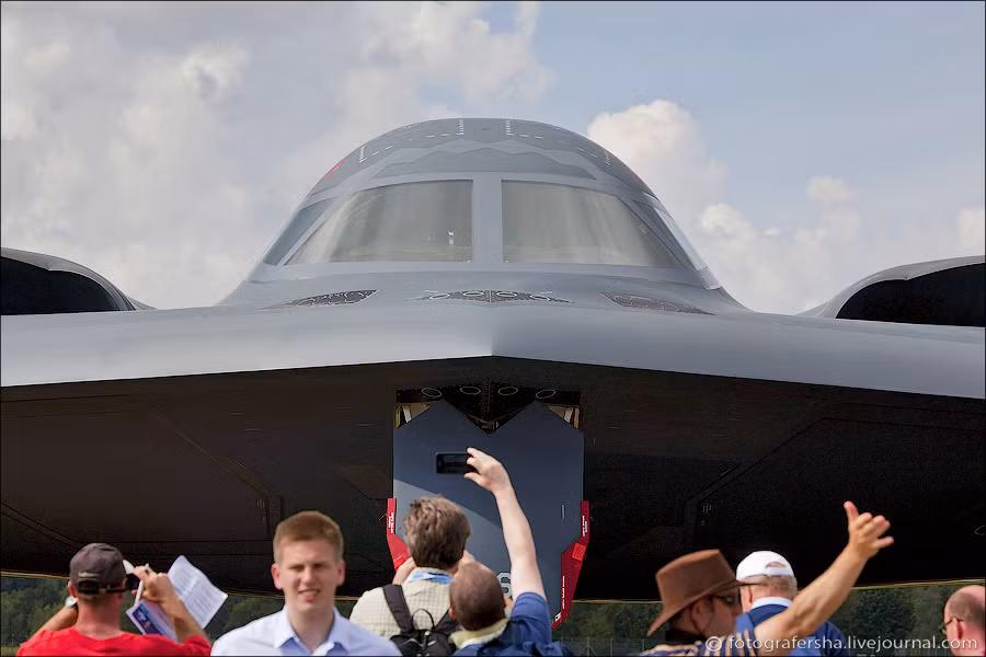 Máy bay ném bom tàng hình B-2. Máy bay ném bom tàng hình B-2.