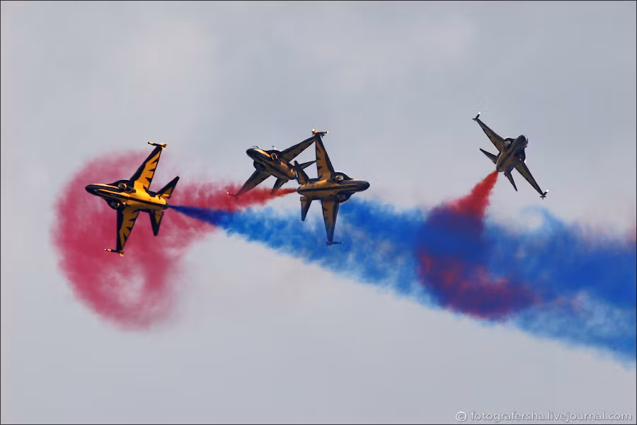 T-50B được trang bị hệ thống tạo khói hiện đại với vệt khói dày khiến cho những màn trình diễn nhả khói của nó luôn độc đáo và vô cùng đẹp mắt. T-50B được trang bị hệ thống tạo khói hiện đại với vệt khói dày khiến cho những màn trình diễn nhả khói của nó luôn độc đáo và vô cùng đẹp mắt.
