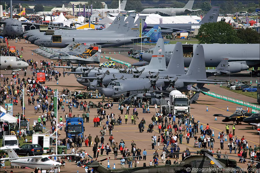 Máy bay vận tải quân sự MC-130 của Không quân Mỹ. Máy bay vận tải quân sự MC-130 của Không quân Mỹ.