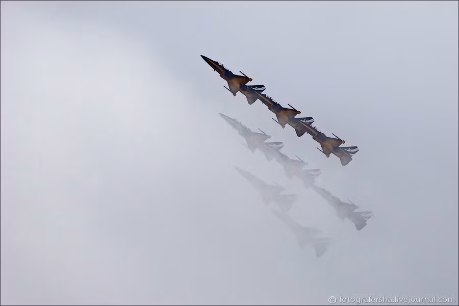 Tám chiếc T-50B lao lên bầu trời như những mũi tên bắn. Tám chiếc T-50B lao lên bầu trời như những mũi tên bắn.