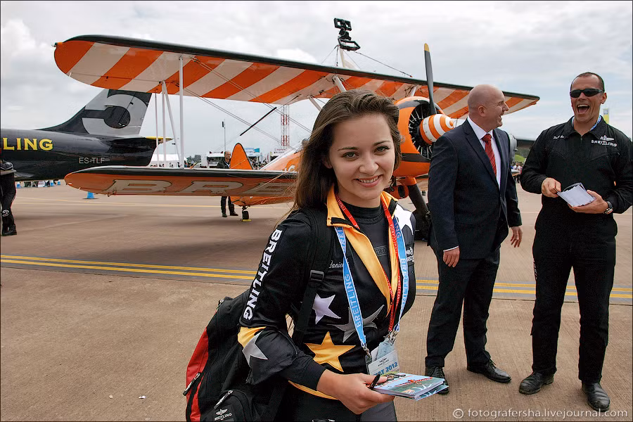 Nữ phóng viên xinh đẹp và chiếc phi cơ hai tầng cánh của phi đội Breitling Wingwalking. Nữ phóng viên xinh đẹp và chiếc phi cơ hai tầng cánh của phi đội Breitling Wingwalking.