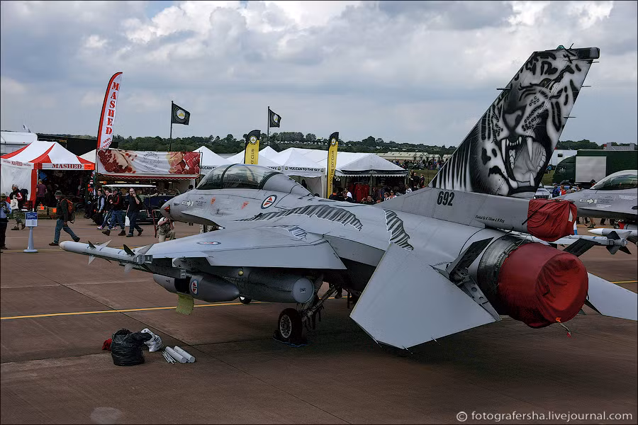 Máy bay chiến đấu F-16 Tigers số hiệu 692 của Không quân Hoàng gia Nauy. Máy bay chiến đấu F-16 Tigers số hiệu 692 của Không quân Hoàng gia Nauy.