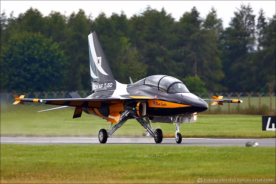 Một chiếc T-50 hạ cánh sau khi thực hiện những màn trình diễn ngoạn mục. Một chiếc T-50 hạ cánh sau khi thực hiện những màn trình diễn ngoạn mục.