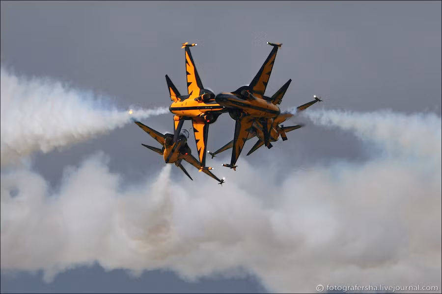 Máy bay T-50B của Phi đội Đại bàng đen được sơn màu vàng, xen lẫn màu trắng và đen. Kiểu dáng, màu sắc như thế này sẽ làm cho chiếc máy bay trở nên năng động, mạnh mẽ và đầy hung hăng. Máy bay T-50B của Phi đội Đại bàng đen được sơn màu vàng, xen lẫn màu trắng và đen. Kiểu dáng, màu sắc như thế này sẽ làm cho chiếc máy bay trở nên năng động, mạnh mẽ và đầy hung hăng.