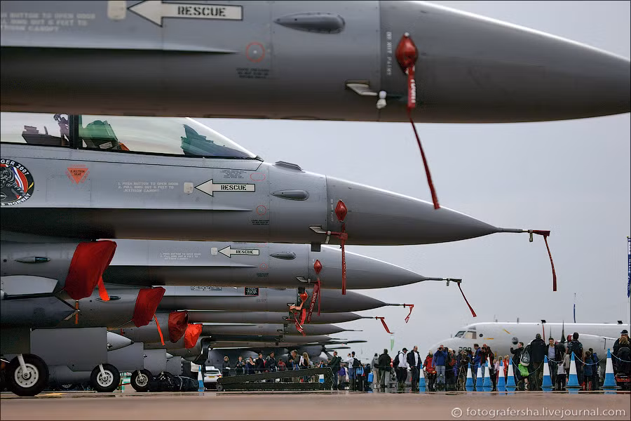 Máy bay chiến đấu F-16 của Không quân Hoa Kỳ. Máy bay chiến đấu F-16 của Không quân Hoa Kỳ.