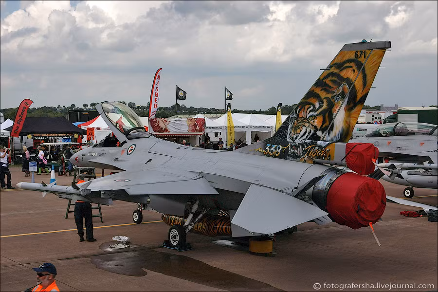 Máy bay chiến đấu F-16 Tigers số hiệu 338 của Không quân Hoàng gia Nauy. Máy bay chiến đấu F-16 Tigers số hiệu 338 của Không quân Hoàng gia Nauy.