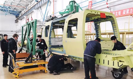 Hiện trường sản xuất máy bay trực thăng Z-15 (hay còn gọi là AC352/EC175).