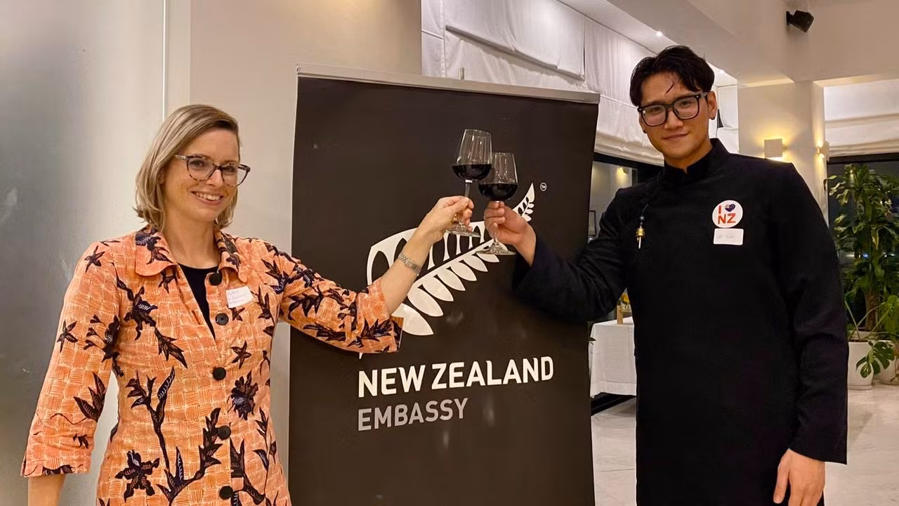 Lê Văn Kiên và giáo viên của mình trong quá trình du học tại New Zealand (Ảnh: NVCC).