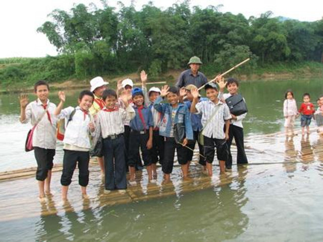 Những cảnh trẻ em qua sông như thế này khiến nhiều người vẫn run sợ. <<NỮ SINH CĐ DU LỊCH ĐẸP DỊU DÀNG TRONG NẮNG THU <<VẺ ĐẸP KIÊU SA CỦA HOT GIRL CĐ TRUYỀN HÌNH HÀ NỘI <<Á KHÔI CĐ TRUYỀN HÌNH TRỊNH THU THẢO ĐẸP RẠNG NGỜI ĐÓN TRUNG THU <<HOTGIRL CẨM TÚ ĐẸP LÃNG MẠN TRONG SẮC MÀU HOA CỎ