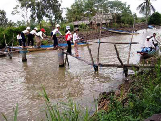 Đến trường bằng những cây cầu khỉ tạm bợ. <<NỮ SINH CĐ DU LỊCH ĐẸP DỊU DÀNG TRONG NẮNG THU <<VẺ ĐẸP KIÊU SA CỦA HOT GIRL CĐ TRUYỀN HÌNH HÀ NỘI <<Á KHÔI CĐ TRUYỀN HÌNH TRỊNH THU THẢO ĐẸP RẠNG NGỜI ĐÓN TRUNG THU <<HOTGIRL CẨM TÚ ĐẸP LÃNG MẠN TRONG SẮC MÀU HOA CỎ