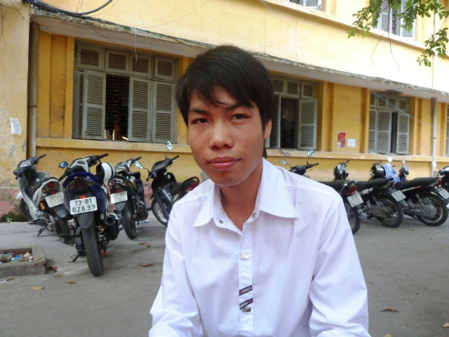 Đoàn Văn Minh (SV năm 1, Khoa Cơ khí, ĐH Bách khoa HN) vui mừng khi đỗ cả hai trường đại học.(Ảnh Kim Ngân). Đoàn Văn Minh (SV năm 1, Khoa Cơ khí, ĐH Bách khoa HN) vui mừng khi đỗ cả hai trường đại học.(Ảnh Kim Ngân).