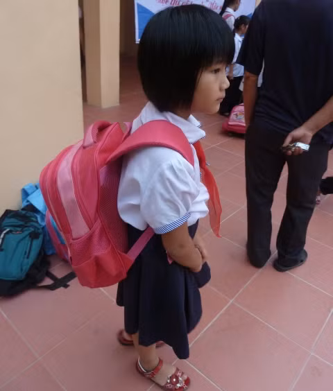 Có nhiều đứa trẻ phải đeo chiếc cặp sách gần bằng 1/6 trọng lượng cơ thể. CHÙM ẢNH: HỌC SINH TIỂU HỌC XÀI ĐIỆN THOẠI ĐẮT TIỀN TEEN SÀI THÀNH GIAN NAN "VƯỢT SÔNG" ĐẾN TRƯỜNG CHÙM ẢNH: NỮ SINH SƯ PHẠM TỎA SÁNG KHOE DÁNG NGỌC