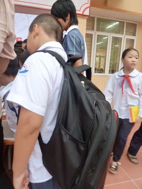 Những chiếc ba lô thường chỉ dành cho người lớn nhưng cậu bé lớp 4 này đã phải đeo lên vai hàng ngày. CHÙM ẢNH: HỌC SINH TIỂU HỌC XÀI ĐIỆN THOẠI ĐẮT TIỀN TEEN SÀI THÀNH GIAN NAN "VƯỢT SÔNG" ĐẾN TRƯỜNG CHÙM ẢNH: NỮ SINH SƯ PHẠM TỎA SÁNG KHOE DÁNG NGỌC