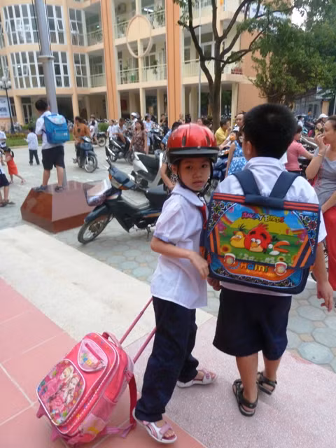 Hãy trả lại tuổi thơ cho em? CHÙM ẢNH: HỌC SINH TIỂU HỌC XÀI ĐIỆN THOẠI ĐẮT TIỀN TEEN SÀI THÀNH GIAN NAN "VƯỢT SÔNG" ĐẾN TRƯỜNG CHÙM ẢNH: NỮ SINH SƯ PHẠM TỎA SÁNG KHOE DÁNG NGỌC