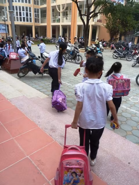 Những chiếc cặp kéo được sử dụng phổ biến trong các trường tiểu học để tránh học sinh phải mang vác cặp quá tải. CHÙM ẢNH: HỌC SINH TIỂU HỌC XÀI ĐIỆN THOẠI ĐẮT TIỀN TEEN SÀI THÀNH GIAN NAN "VƯỢT SÔNG" ĐẾN TRƯỜNG CHÙM ẢNH: NỮ SINH SƯ PHẠM TỎA SÁNG KHOE DÁNG NGỌC